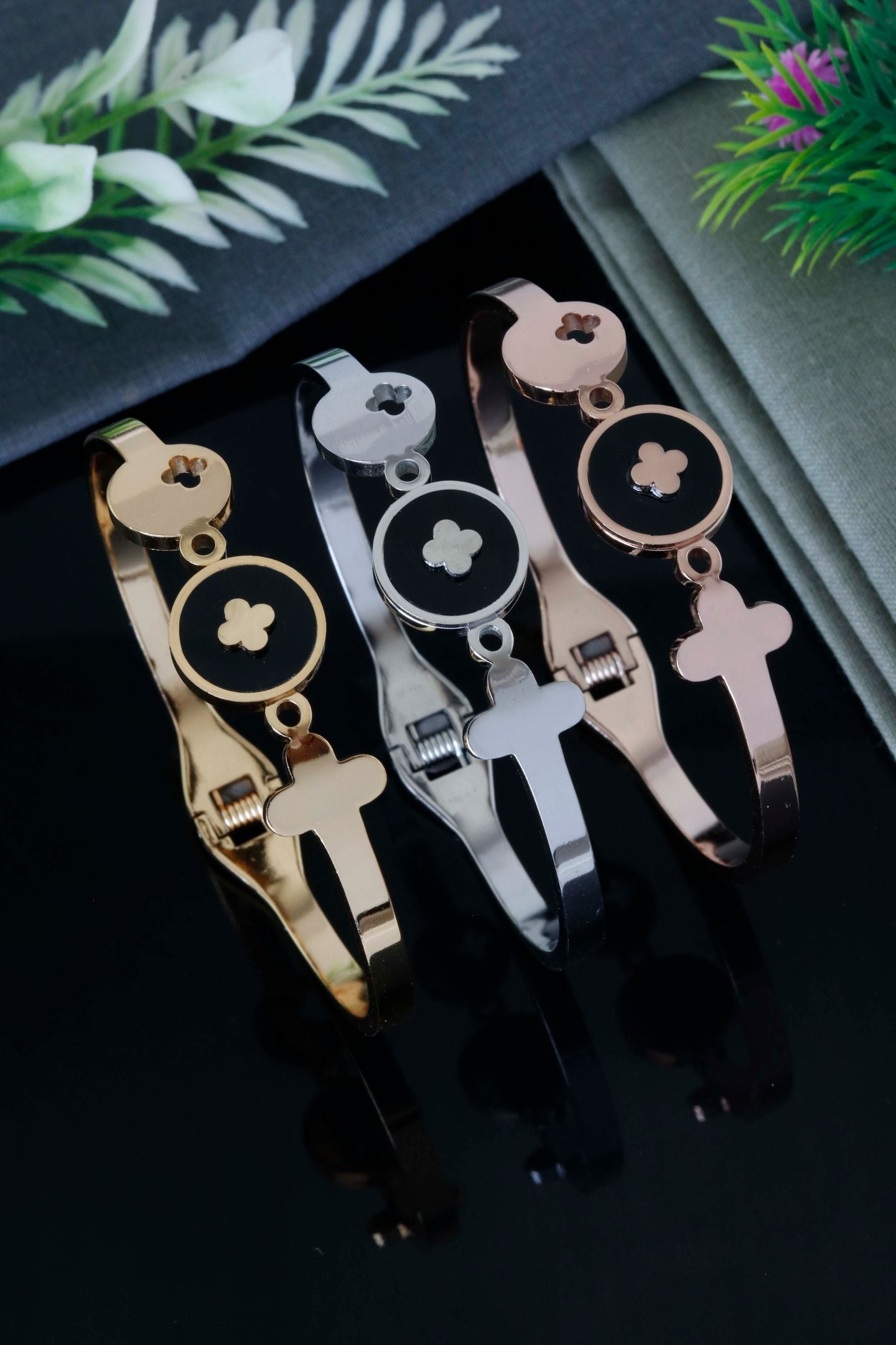 Elegant Clover Disc Charm Bracelet