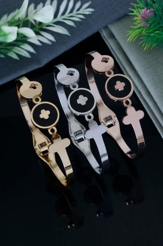 Elegant Clover Disc Charm Bracelet